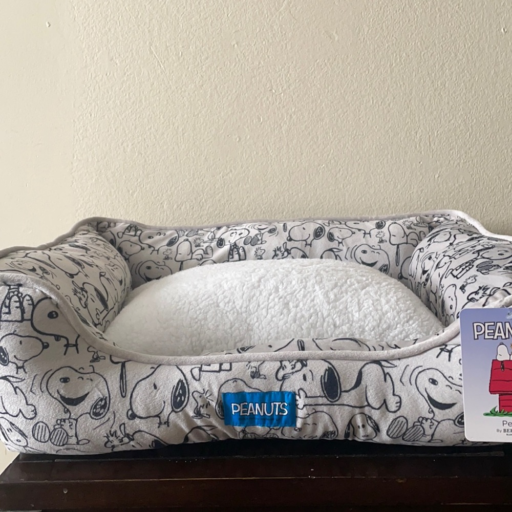 Brand new peanuts snoopy dog bed. Super soft